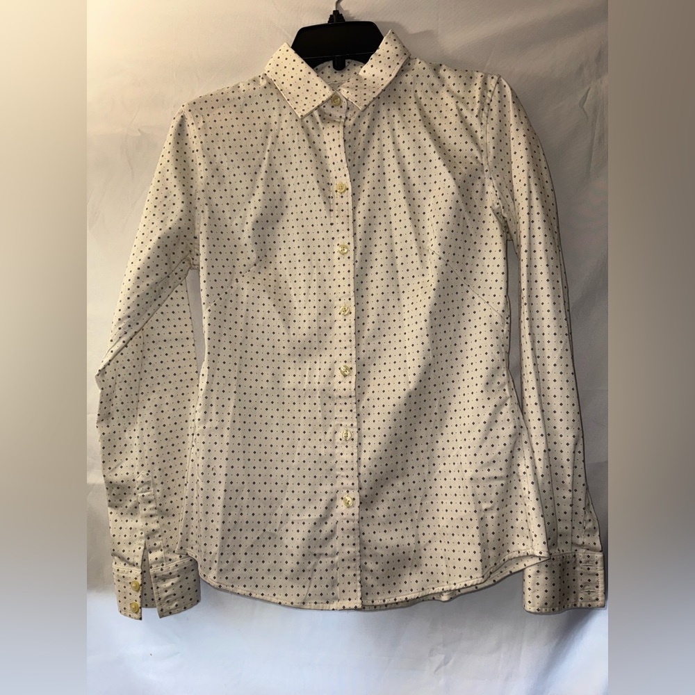 Woman’s Banana Republic White and Black Polka Dot Button Down Shirt. Size 2.